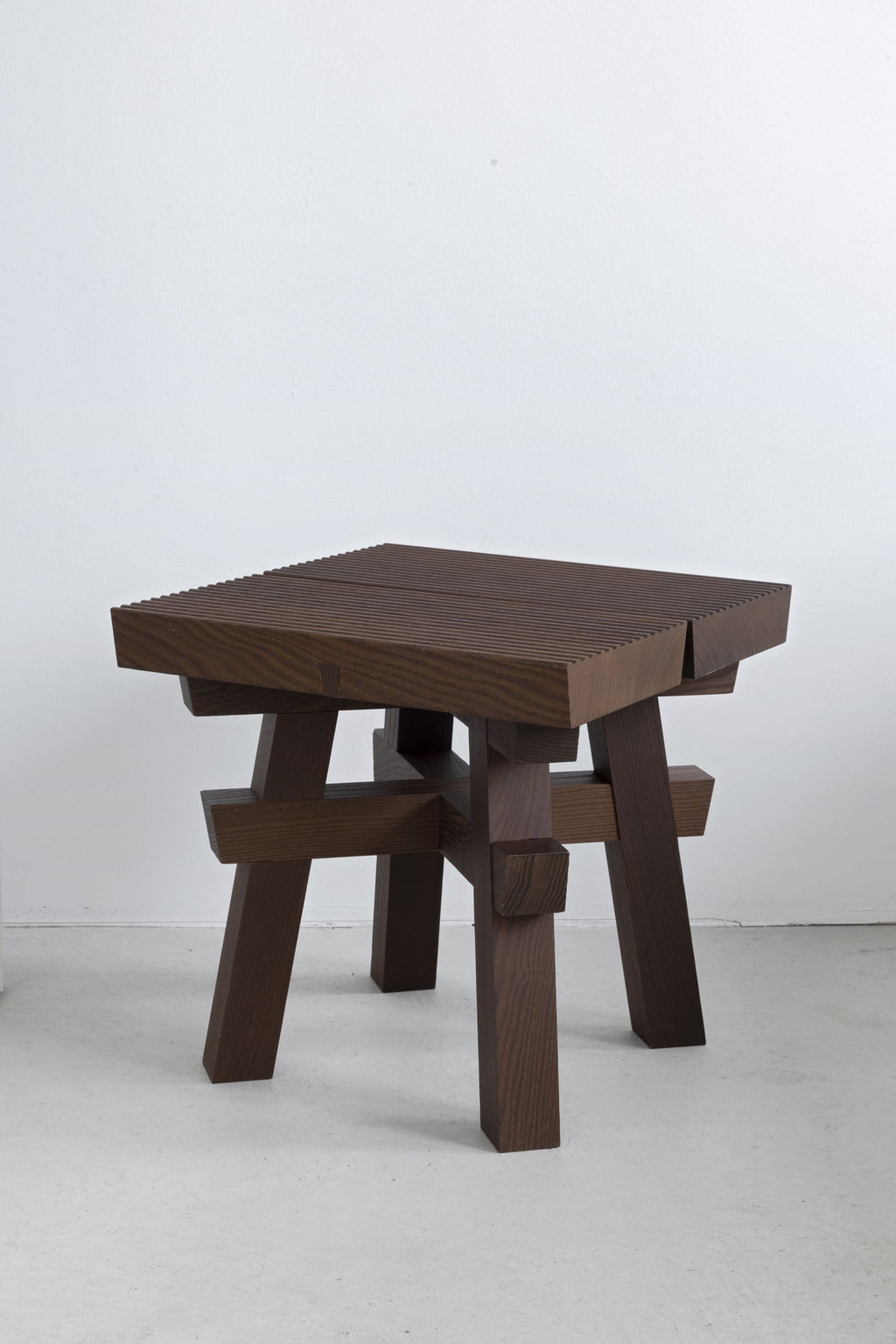 H&dM Objects | Hong Kong Stool Walnuss lackiert