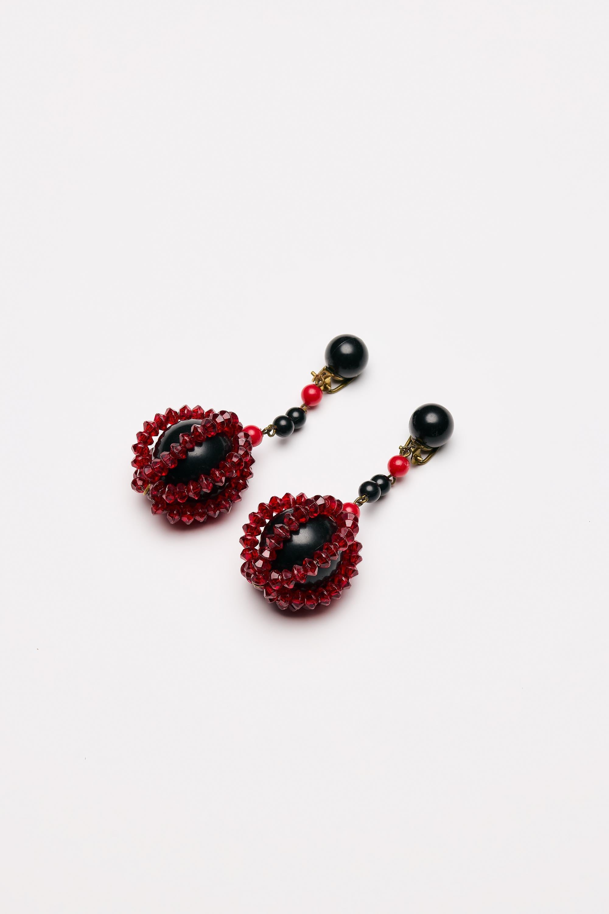 Vintage Costume Jewelry | Earclips Black Wood with red Pearls